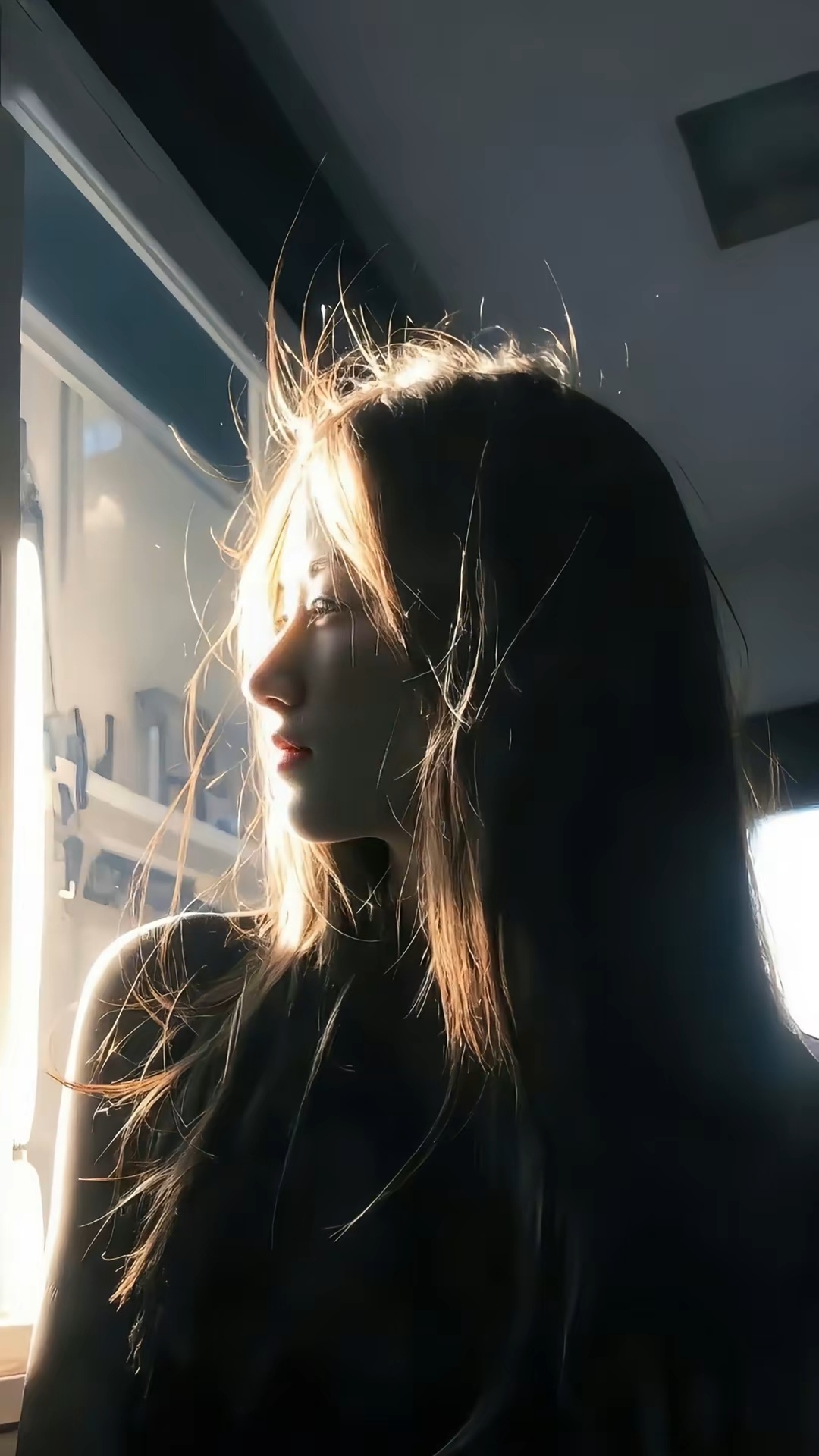 美女侧脸拍照逆光效果 最新手机壁纸图片原图免费下载