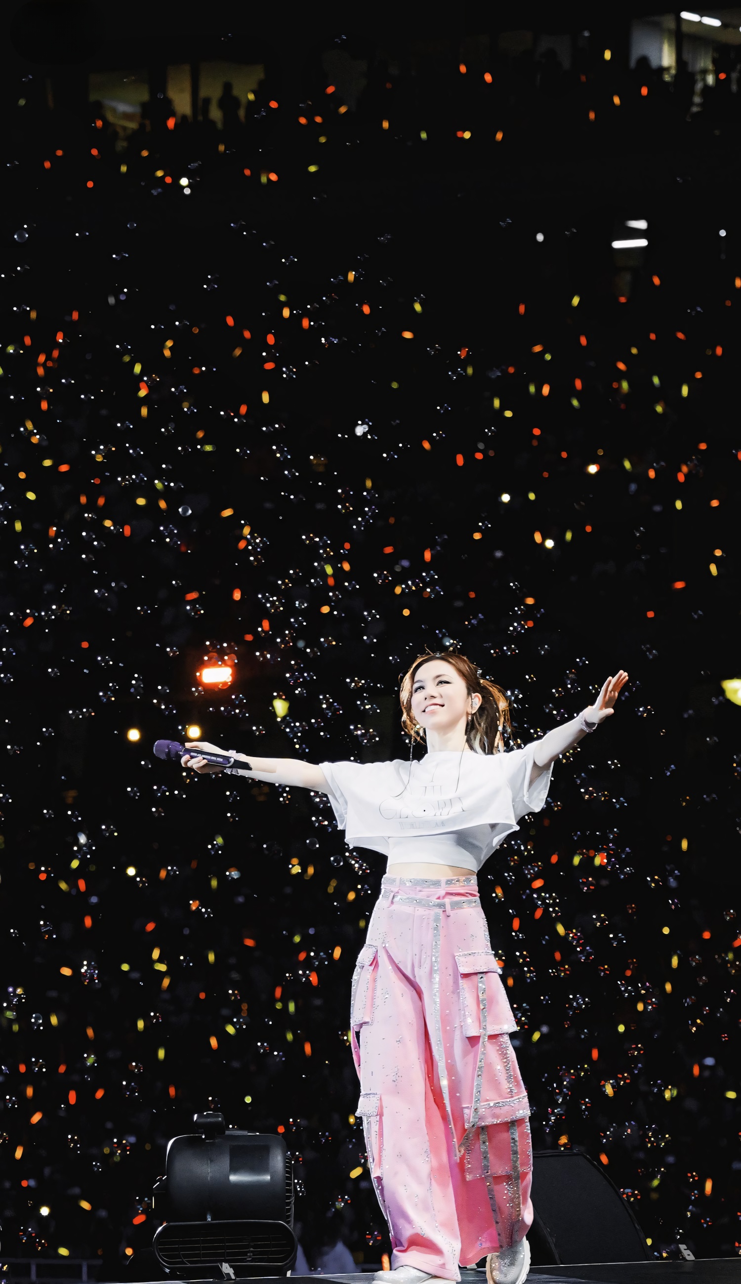 邓紫棋演唱会现场灯光璀璨 最新手机壁纸图片原图免费下载