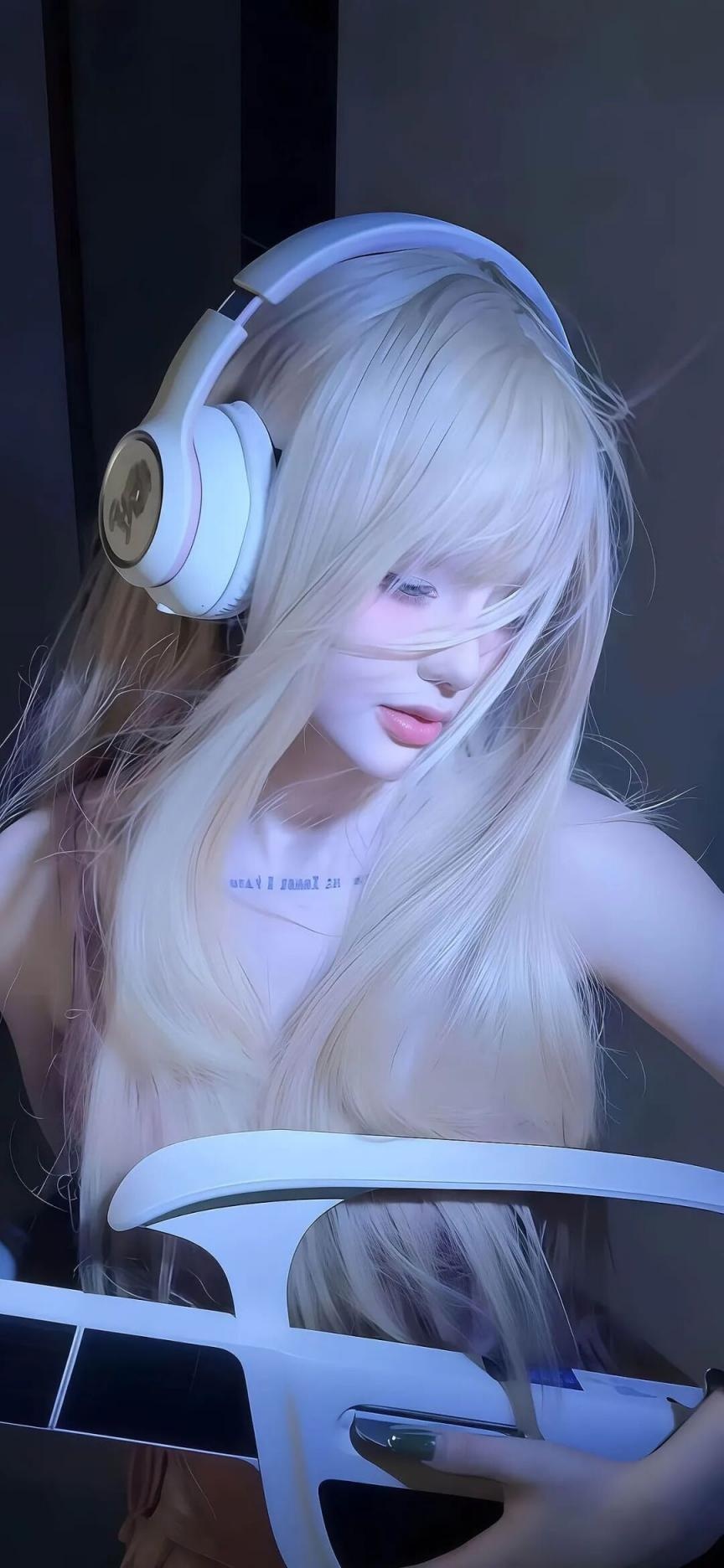头戴耳机的金发DJ电竞美女 最新手机壁纸图片高清原图免费下载